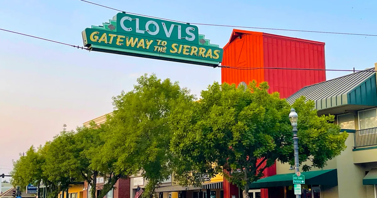 Clovis Gateway to the Sierras sign